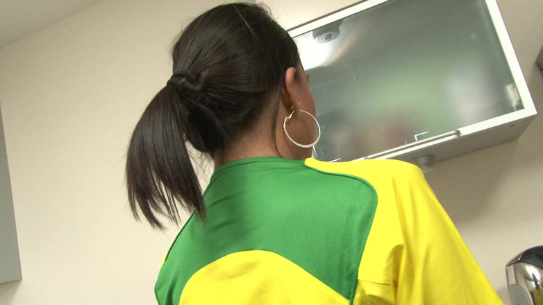 Solo Sensations: Cewek brasil dengan seragam bugil dan main solo di dapur