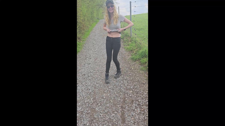 Bikergirl_97: Yürüyüş araba sikişiyle bitiyor ve yakalandık!