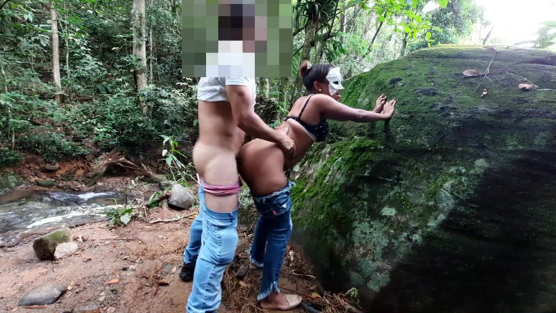 Novinha Insaciavel: Si sundal di air terjun memberikan dubur dan menghisap