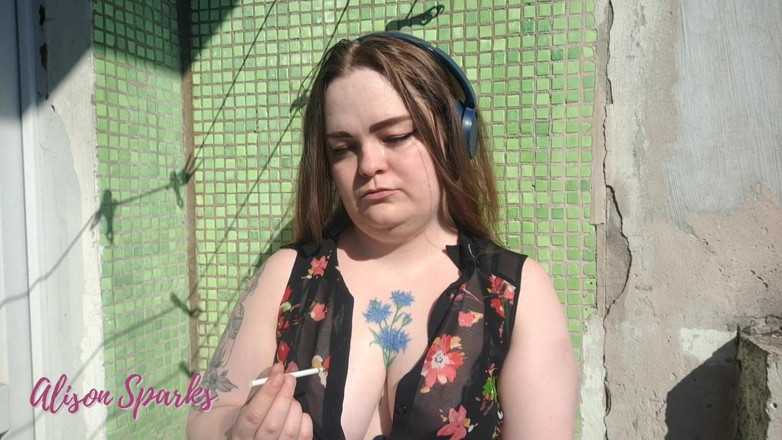 Alison Sparks: Kouřové škádlení výstřihem na balkóně