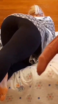 Isteri blonde matang amatur menikmati seks separuh pakaian