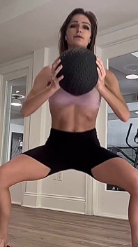 スキニーフィットのジムガールが筋肉を見せてワークアウトします