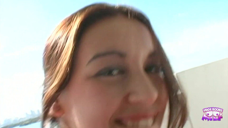 Huge Boobs MILF: 발코니에서 자연의 거유를 가진 순진한 십대 겸둥이