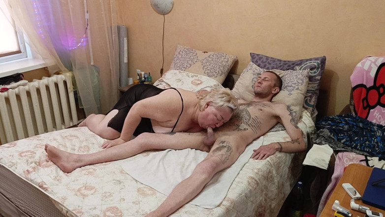 Zona901: La matrigna mi svuota le palle di sperma facendo un...