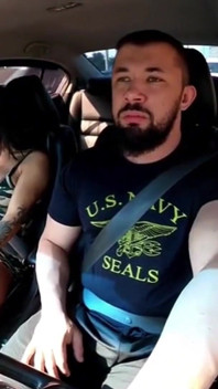 Trafikte oral seks: Esmer göğüslerini gösteriyor ve arabadaki her şeyi emiyor