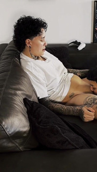 Heiße lesbische gamer auf dem sofa gefickt