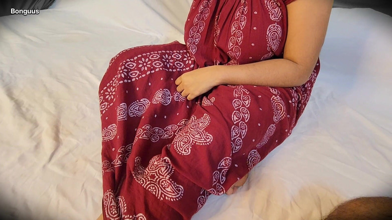 Riya Bonguus: Ateşli ev hanımı Riya üvey erkek kardeşi tarafından ilk kez sikiliyor