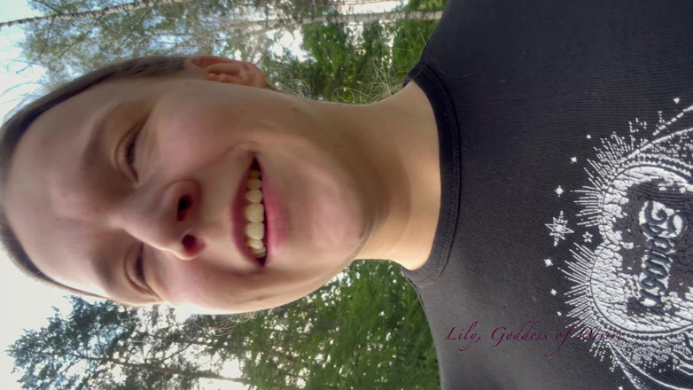 Lily, Goddess of Desire: Fille en roller montre ses seins aux passants