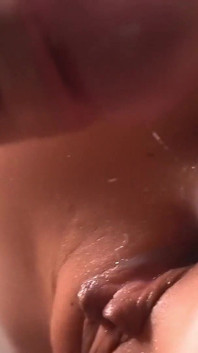 我年轻妻子的紧致阴户每一分钟都变大了