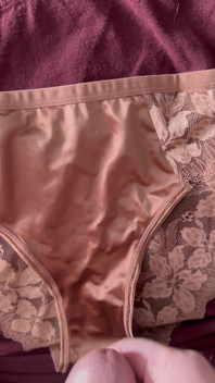 妻のパンティに精液 16