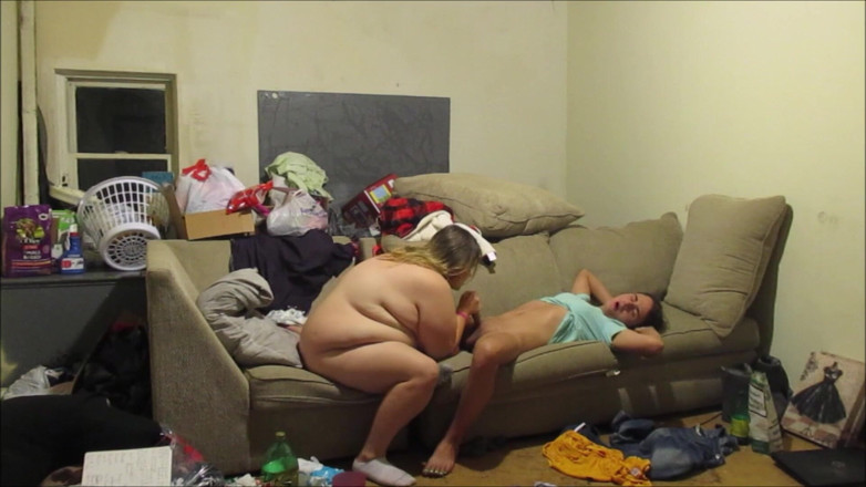 Fat Goddes: La videocamera del padrone di casa ha beccato una coppia...