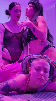Awek goth lesbian mengongkek si jalang berambut colourful yang dikongkek