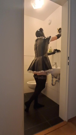 2GirlTs1Cock: La cameriera schiava sissy in gabbia - pulizia del bagno per...