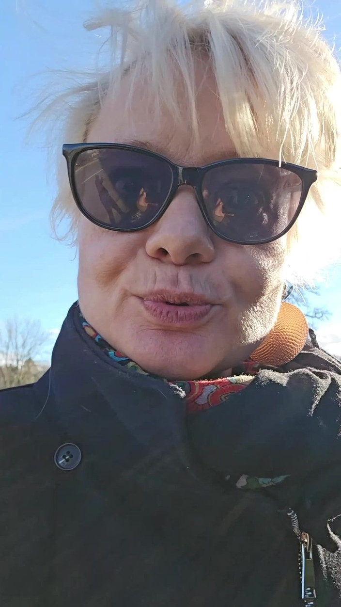 Sofy13: Hledám ptáka na venkově. Šuká mě ve stodole