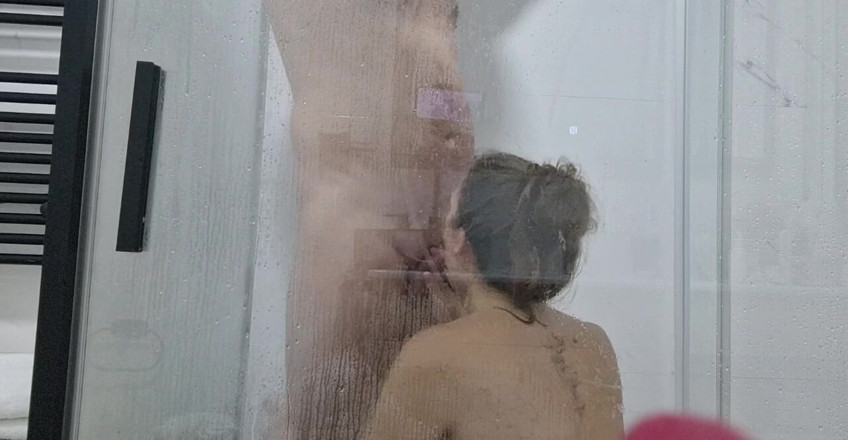 JonDickFlash: 継娘と継父がホテルでこっそり会い、フェラチオとシャワーでのセックス