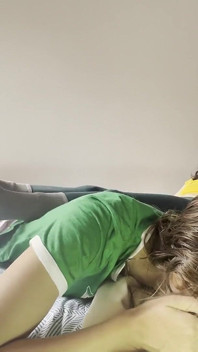 彼女が私を押しつぶすのが大好きで、彼女のかかととお尻が私の顔に感じるまで、彼女が絶頂するまで