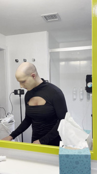 Trasformazione del makeover femminile da maschio a bionda bellezza