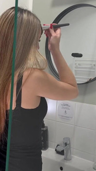Heet en geil meisje in de kortste minirok trekt haar ondergoed uit om geschoren poesje en ronde sexy kont te laten zien