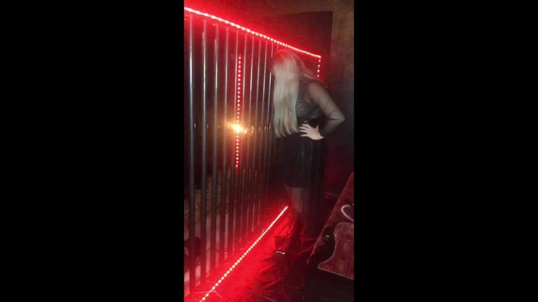 Queen_of_BDSM: Escrava na gaiola XXL está crescendo!