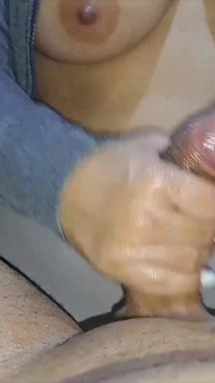 继母帮继子用她的大屁股给她看