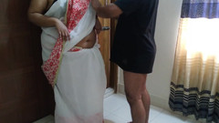 Aria Mia: 当地德西女老师穿着纱丽服，当一个学生进入她的房间并操她