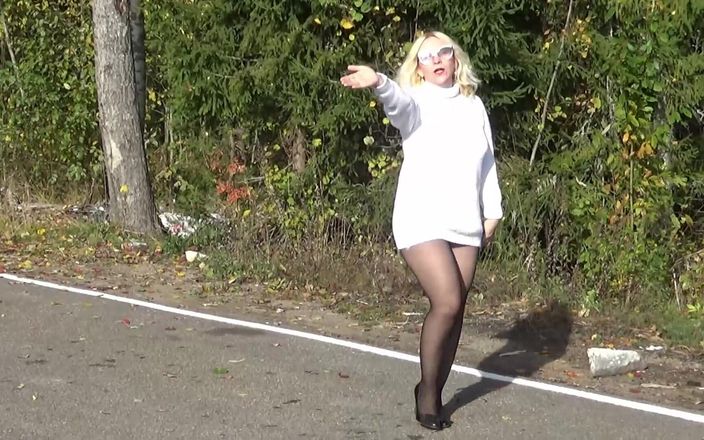Lady Rose pee pee: Zlatý déšť 87- Piss in Road