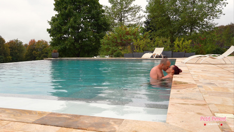 Petitpiment: Kesayangan saya meniduri saya di kolam vila!