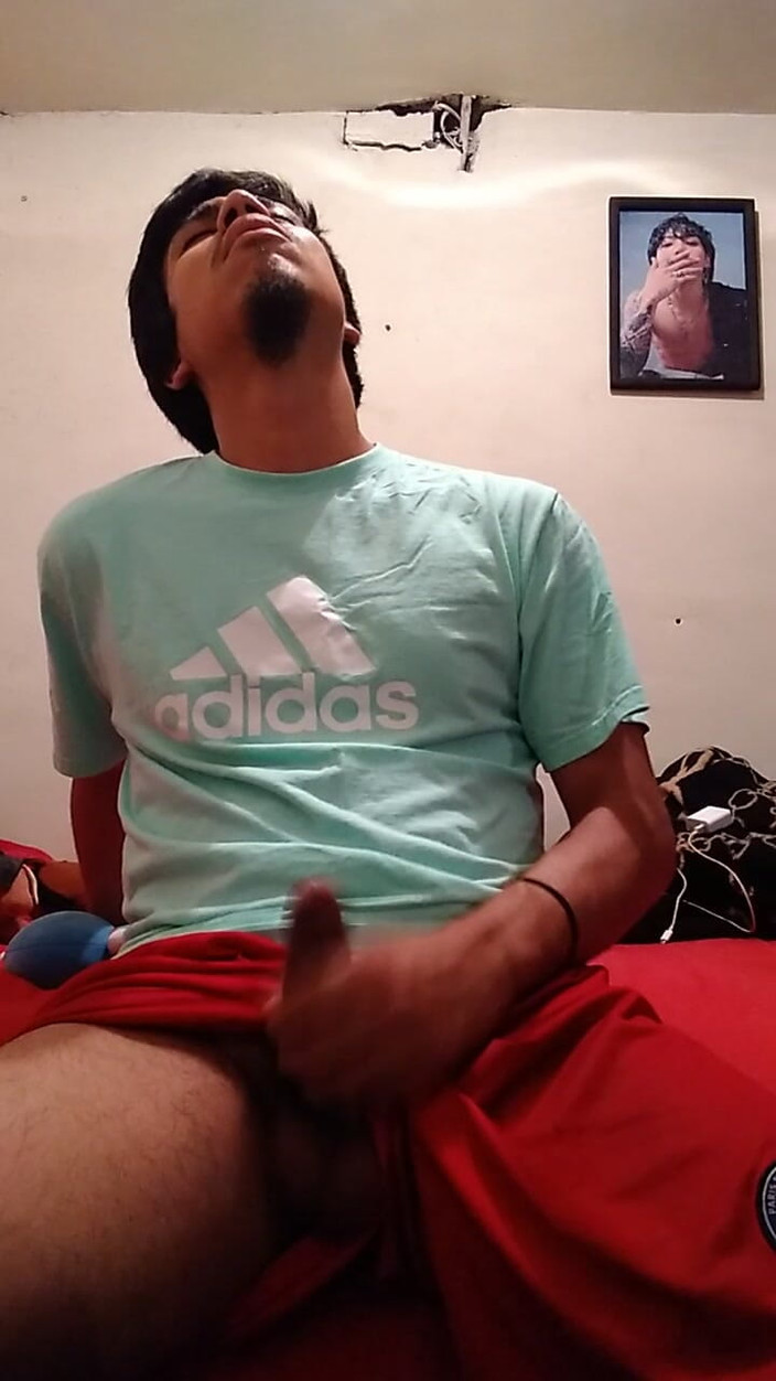 AlexAlejandro13: Melepas seluar pendek ini sedikit demi sedikit supaya zakar saya...