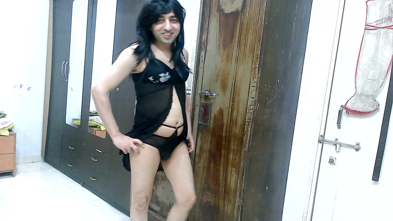 Cute & Nude Crossdresser: Ateşli zenci bebek gibi kız kılıklı seksi kadın kılıklı kadın...