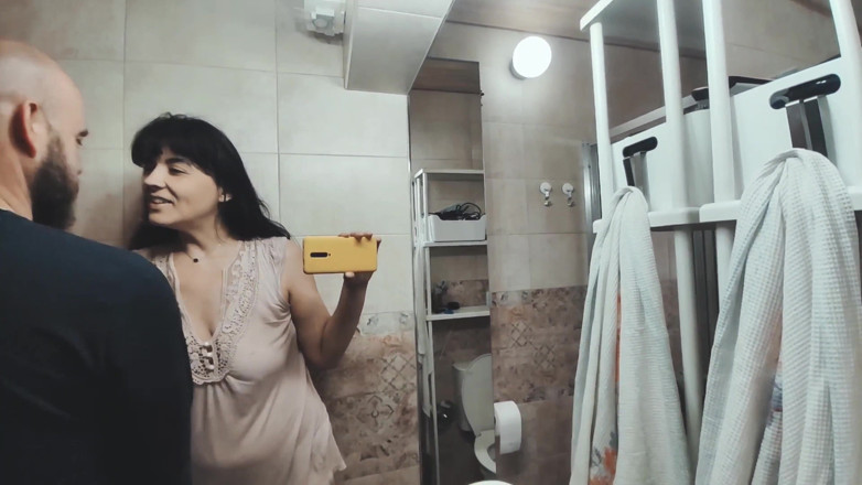 Hairy Homemade Amateur Orgasms: Pișare în gura soțului - fetiș cu umilință