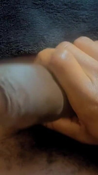 朝の勃起から目覚めて 赤ちゃんオイルを私の太い黒いペニスに