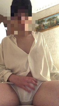 Un joven twink muestra los pies y se masturba frente a la cámara