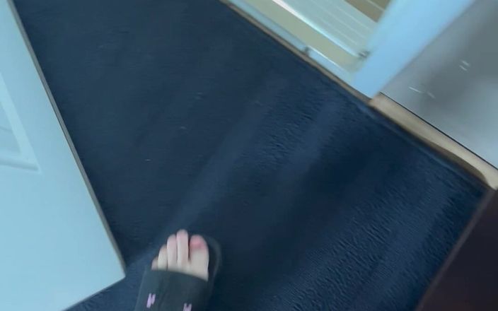 Feet: POV: dźwięk klapków podczas chodzenia w szarych leginsach