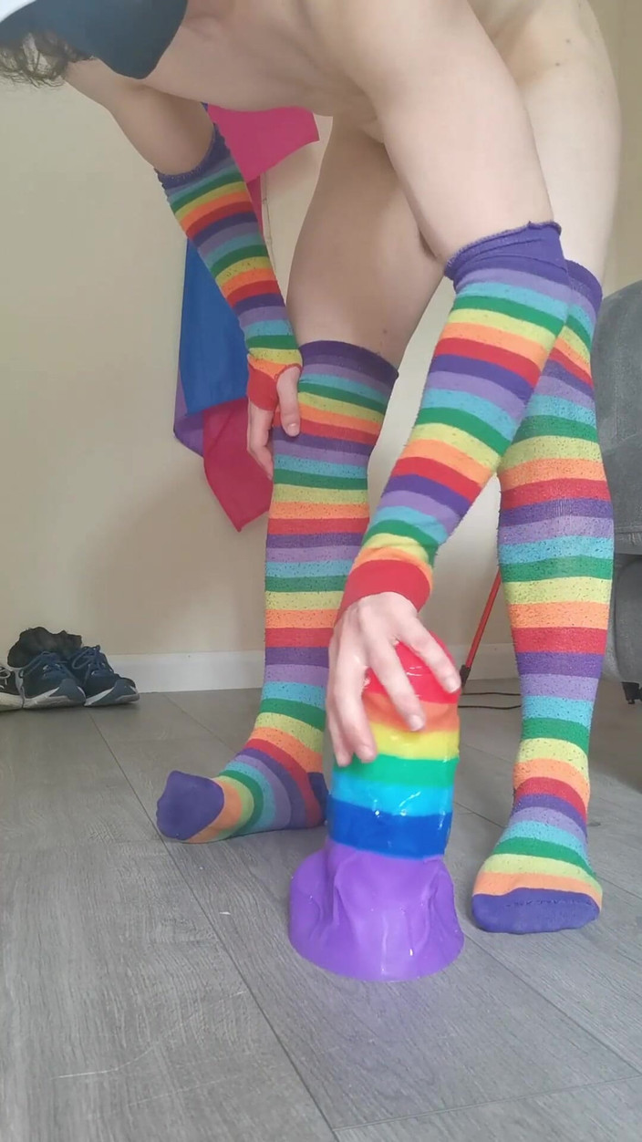Rainbow Femboy: Фембой в чулках Радуги скачет на баннере XXL Rainbow