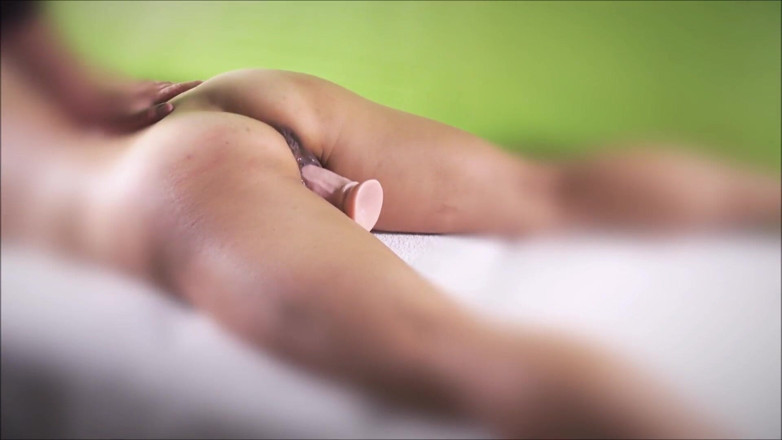 Cuckoby: Продюсер тренує мою піхву перед зйомками групового сексу