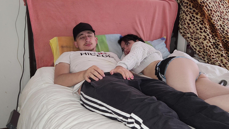 Jopy sex: Seine nichte kommt in sein bett, um seinen schwanz zu...