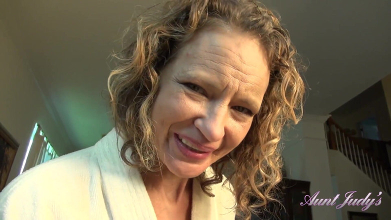 Aunt Judy's: Ta belle-mère coquine Tia sait que tu regardes du porno...
