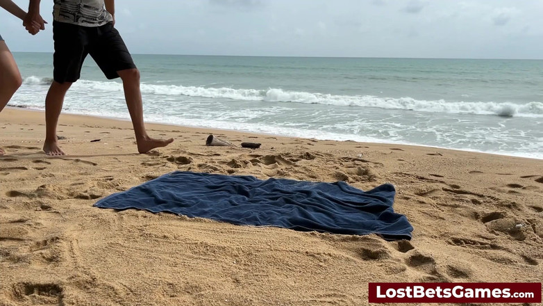 Lost Bets Games: David și Kelly - joc tantalizant de striptease Tic-tac-de-lae