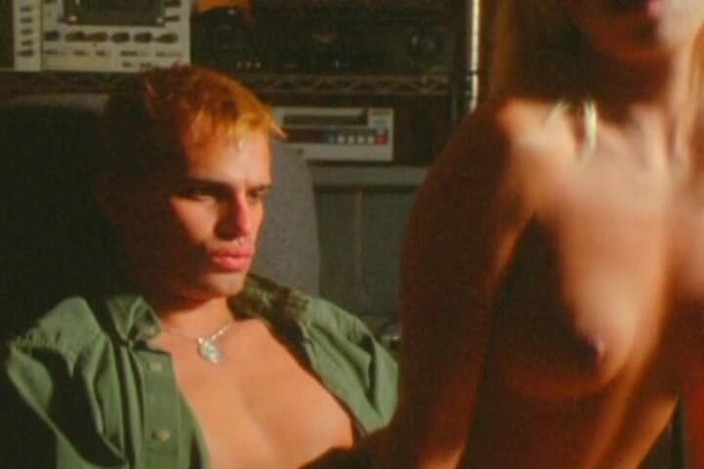 THAGSON RETRO: ブロンドの美女ディープスロート、脈打つペニスと濡れる指