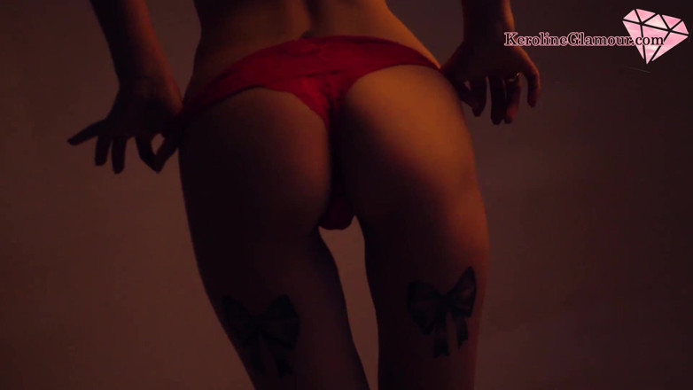 Keroline Glamour: La tettona balla e gioca con il corpo