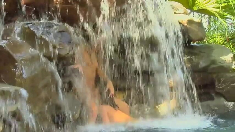 Lesbian Stories: Cachoeira fodendo de gatas lésbicas extremamente gostosas