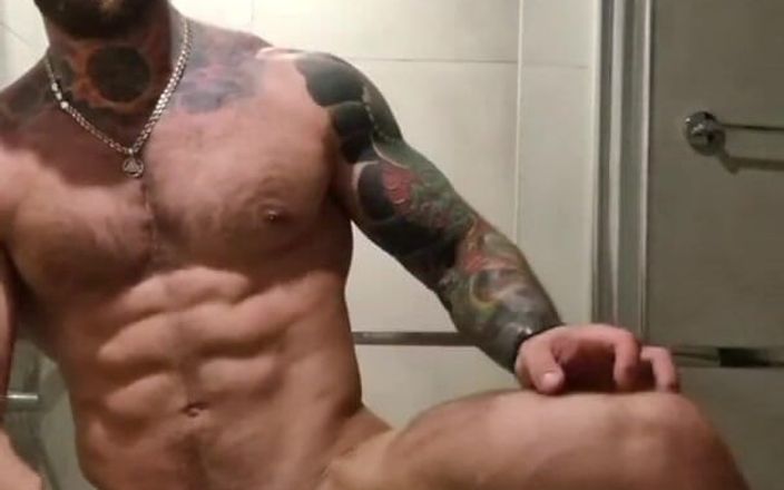 Valdemar Santana: Jock tatuat îndrăzneț flexându-se în baie și masturbând o pulă masivă
