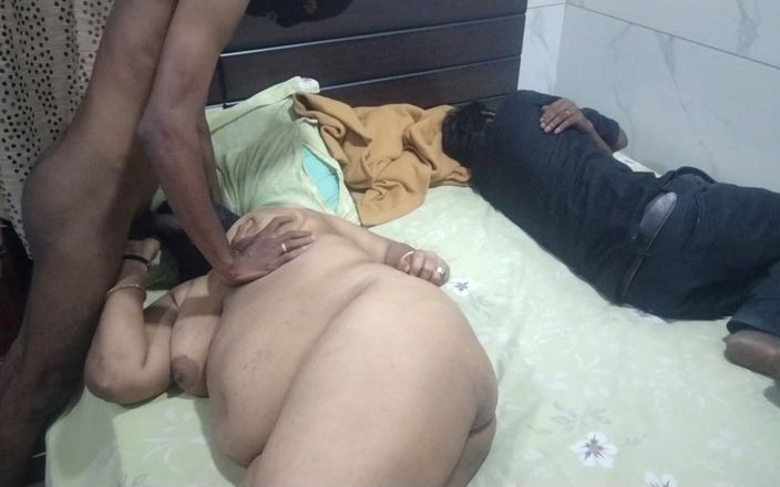 Benita sweety: Sexo de estudiante universitario con tía, su marido no interesado...