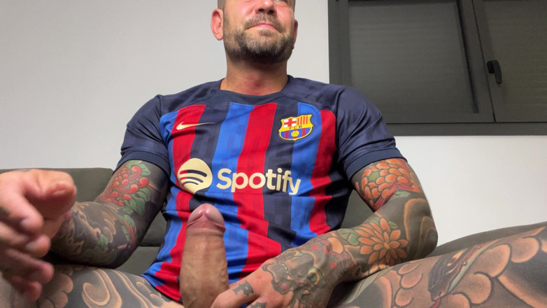 Juan Lucho Gay: Yakışıklı İspanyol Barça gömleğiyle mastürbasyon yapıyor