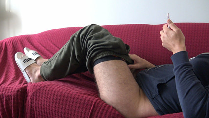 Souzan Halabi: Velká prsa macecha chycena nevlastního syna při sledování hardcore porno