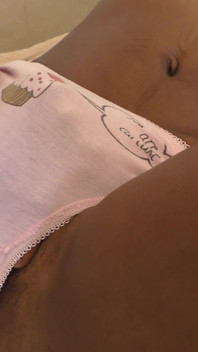 Ebony i trosor creampied av vit kuk