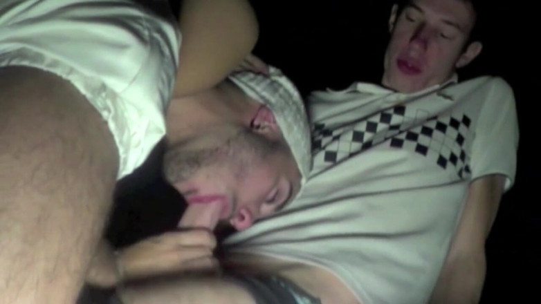 BAD BOYS FUCKERS FROM FRANCE: Twink rucha się w nocy w rejsie exhib