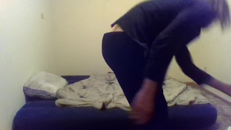 LilTaste: Transgirl vestida esperando un buen pezón y haciendo una cama...