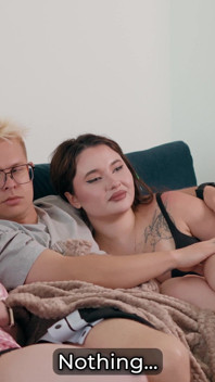 Kakak tiri nyepong kontol abang tirinya diam-diam di balik selimut saat pacarnya lagi nonton film