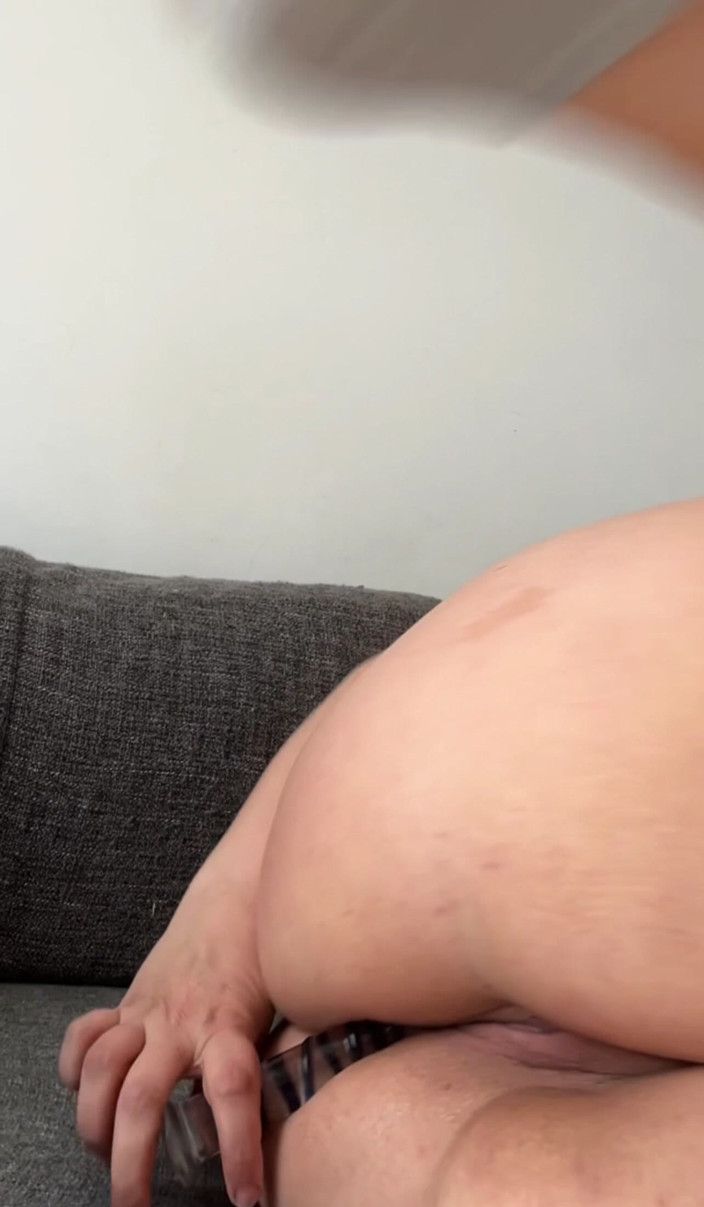 Eva Engel: Niemiecka MILF solo anal z szklanym dildo